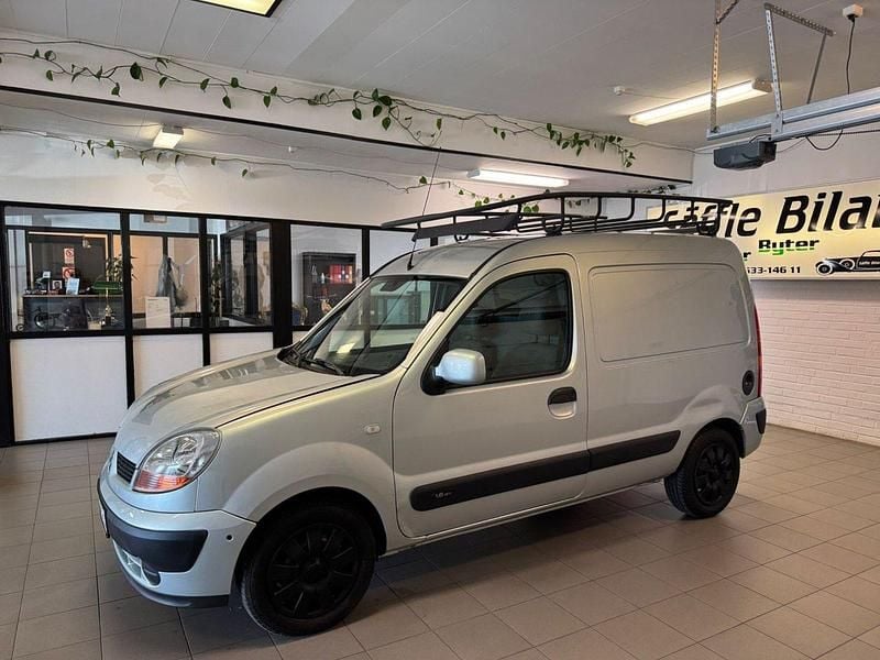 Ljusgrå (grå) Begagnad 2006 Renault Kangoo Minibuss | 39 900 kr (Marknadspris) - Bild 1/4
