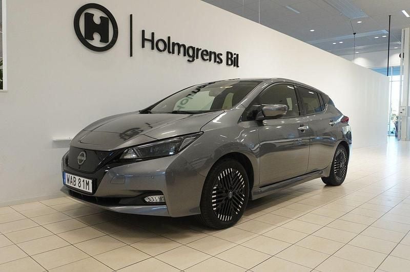 Grå (dark metal grey) Begagnad 2022 Nissan Leaf N-Connecta Halvkombi | 169 900 kr (Marknadspris) - Bild 1/4