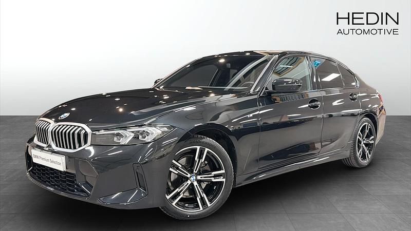 Svart (black) Begagnad 2024 BMW 320 Shadowline Sedan | 488 700 kr (Marknadspris) - Bild 1/4