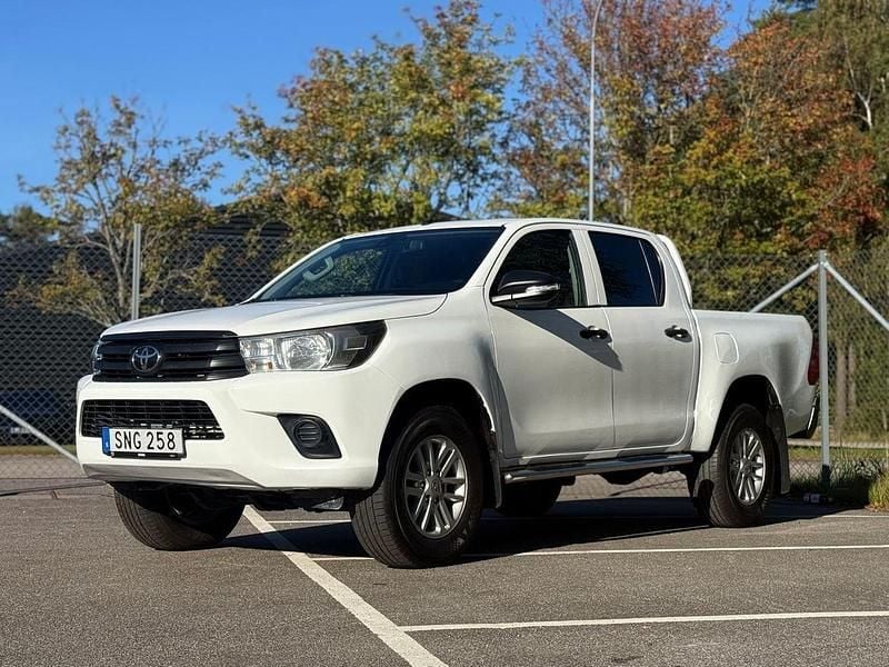 Vit Begagnad 2016 Toyota HiLux Pickup | 338 750 kr (Marknadspris) - Bild 1/3