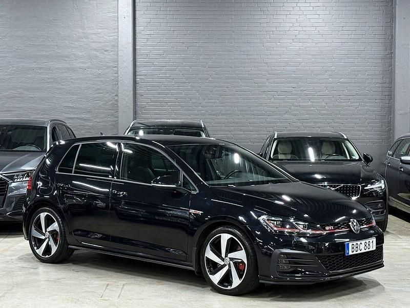 Svart Begagnad 2018 VW Golf VII GTI Halvkombi | 229 900 kr (Marknadspris) - Bild 1/4