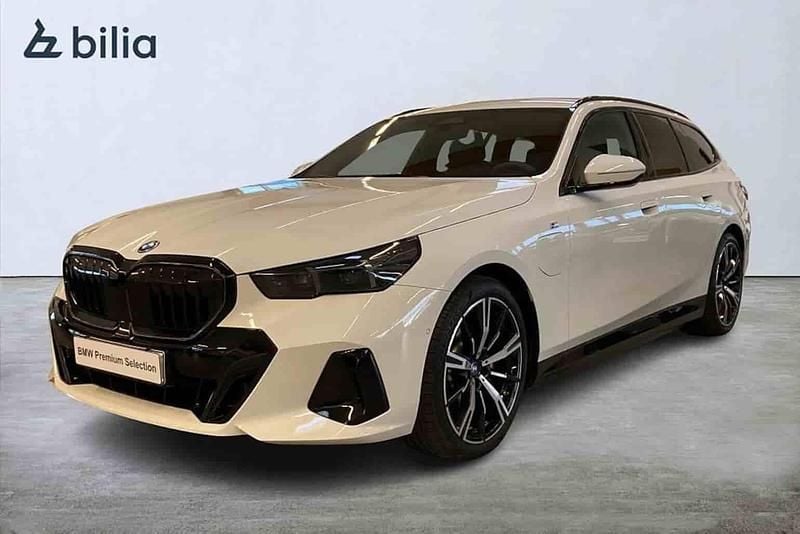 Vit Begagnad 2025 BMW 530e M Sport Kombi | 648 600 kr (Bra pris) - Bild 1/1