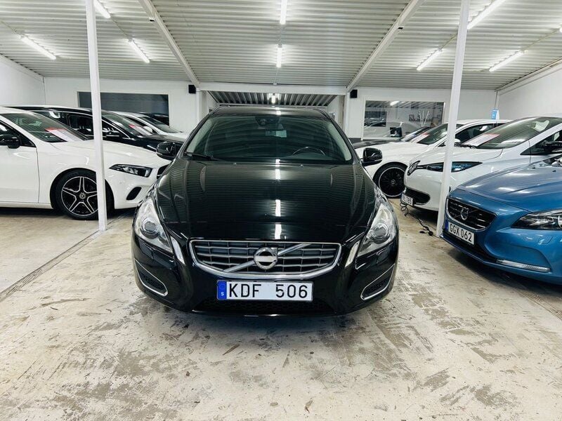 Svart Begagnad 2011 Volvo V60 Momentum Kombi | 99 900 kr (Marknadspris) - Bild 1/4