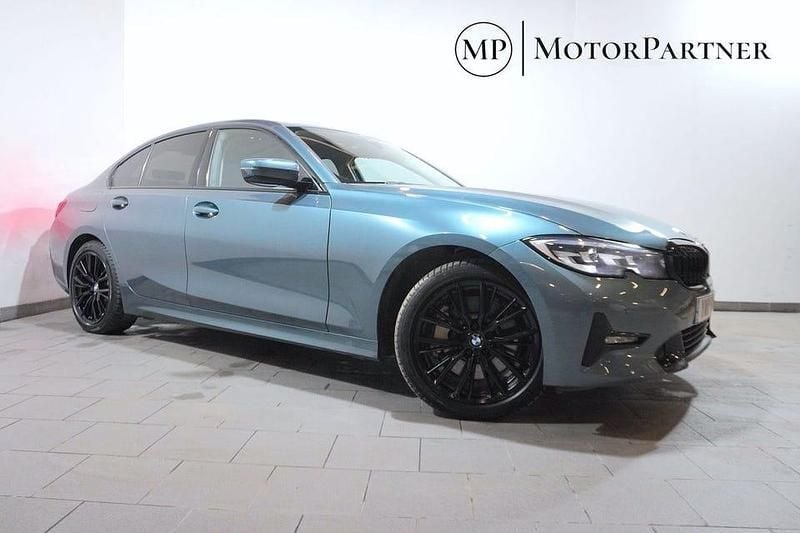 Blå Begagnad 2020 BMW 330e Sport Line Sedan | 289 900 kr (Bra pris) - Bild 1/4