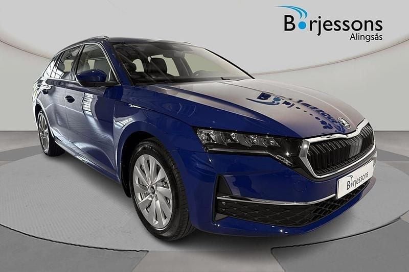 Blå Ny 2025 Skoda Octavia Selection Kombi | 366 100 kr (Marknadspris) - Bild 1/4
