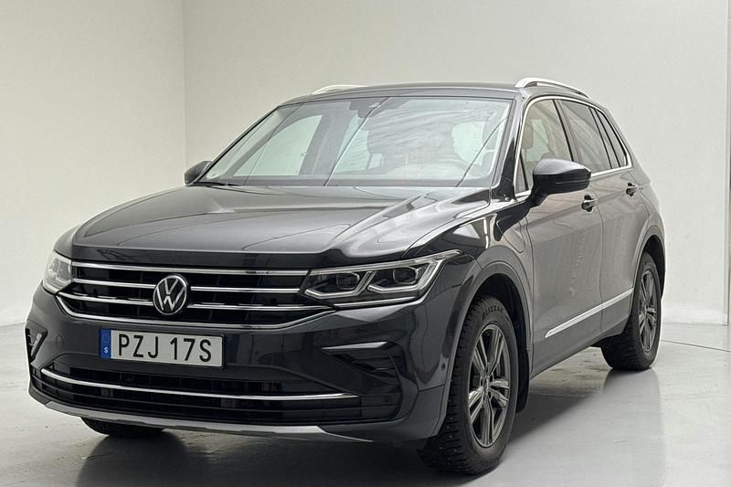 Grå Begagnad 2024 VW Tiguan SUV | 309 000 kr (Superpris) - Bild 1/4