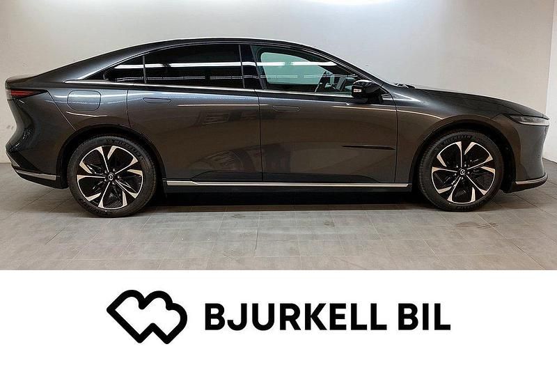 Crystal white pearl mica (34k) Ny 2025 Mazda 6e Takumi-Line Sedan | 464 900 kr (Marknadspris) - Bild 1/4