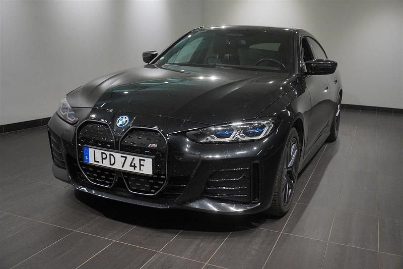 Svart Begagnad 2023 BMW i4 Comfort Edition Sedan | 579 800 kr (Marknadspris) - Bild 1/2