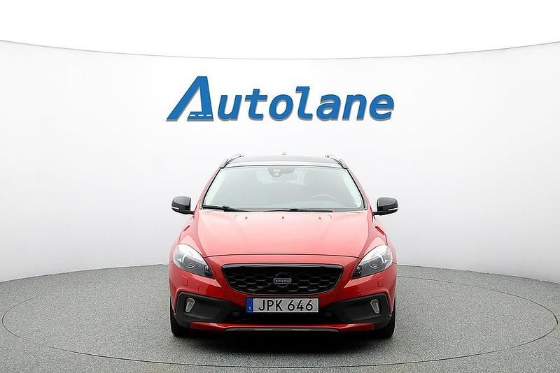 Begagnad Volvo V40 Summum 114 HK (83 kW) 2014 Röd Halvkombi