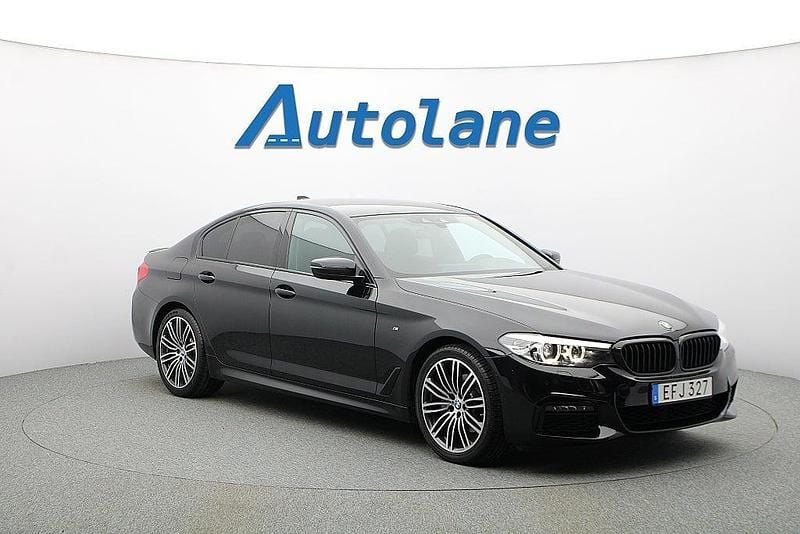 Black sapphire metallic Begagnad 2018 BMW 520 M Sport Sedan | 299 900 kr (Marknadspris) - Bild 1/3