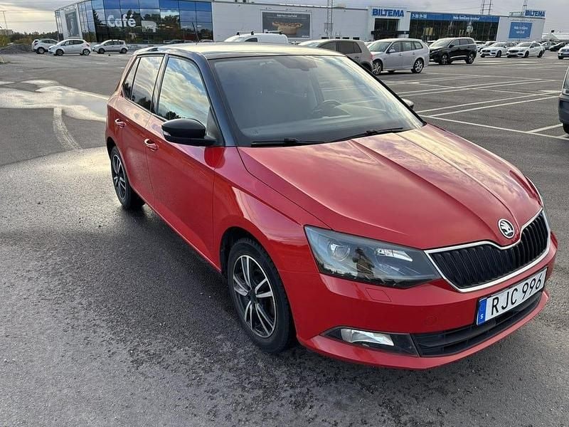 Röd Begagnad 2017 Skoda Fabia Style Halvkombi | 105 000 kr (Marknadspris) - Bild 1/4
