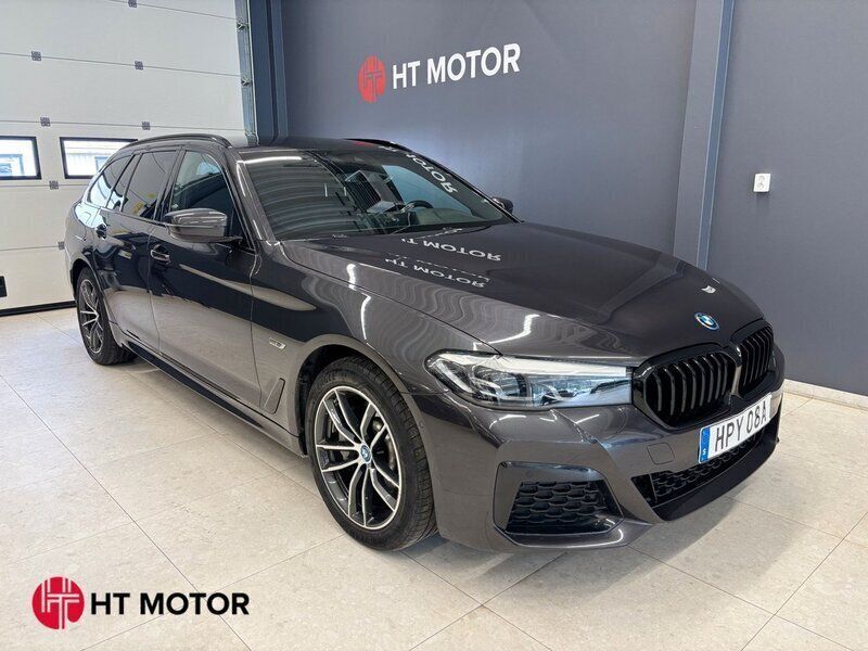 Grå Begagnad 2022 BMW 530e M Sport Kombi | 438 900 kr (Marknadspris) - Bild 1/4
