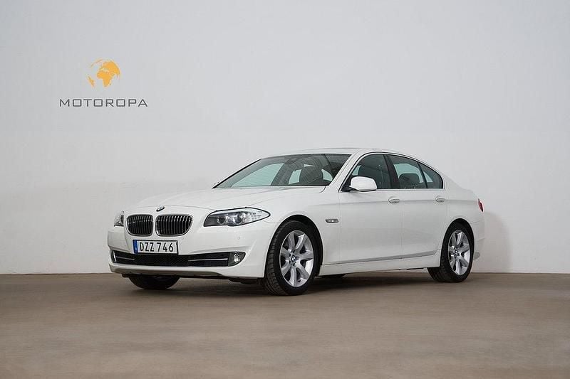 Vit Begagnad 2013 BMW 520 Sedan | 149 000 kr (Marknadspris) - Bild 1/4