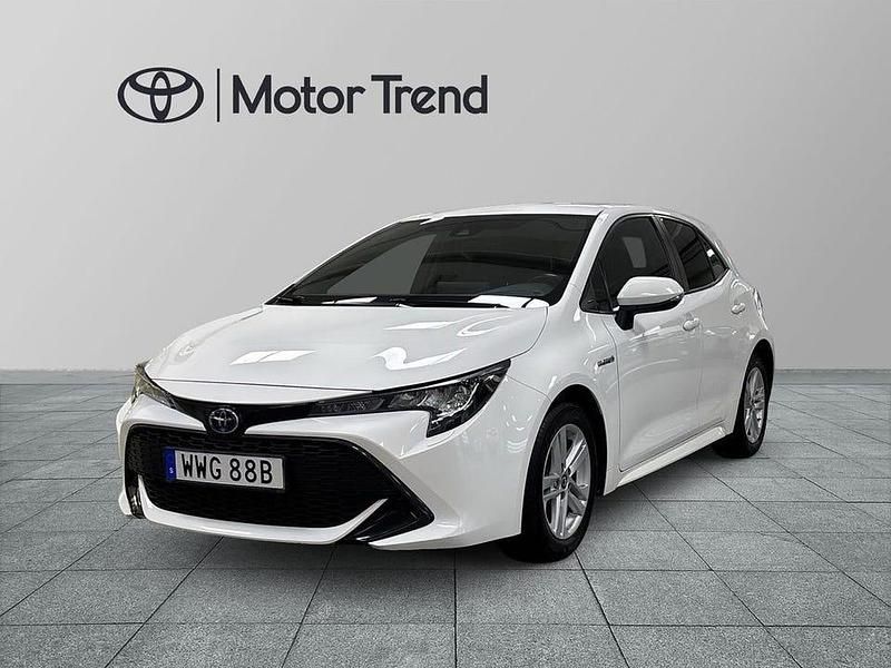 Vit Begagnad 2019 Toyota Corolla Hybrid Active Halvkombi | 204 900 kr (Marknadspris) - Bild 1/3