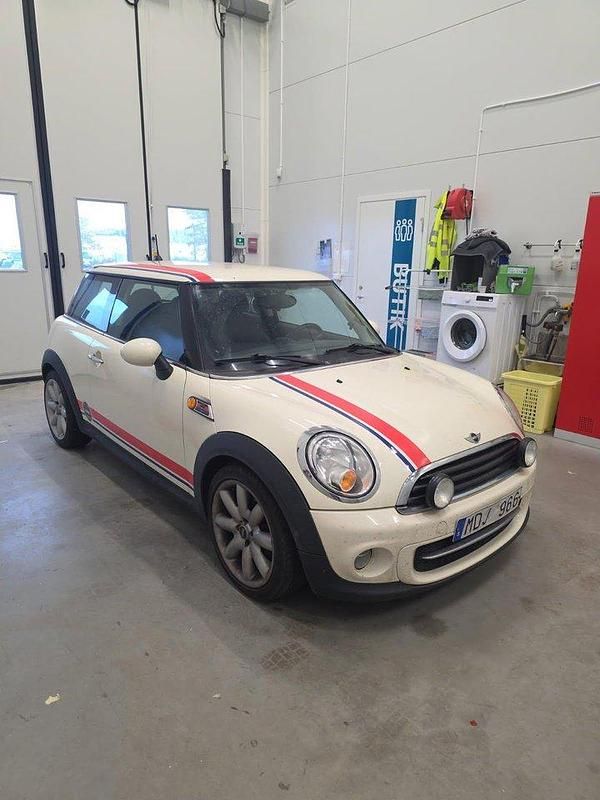 Vit Begagnad 2012 Mini Cooper Halvkombi | 72 000 kr (Marknadspris) - Bild 1/4