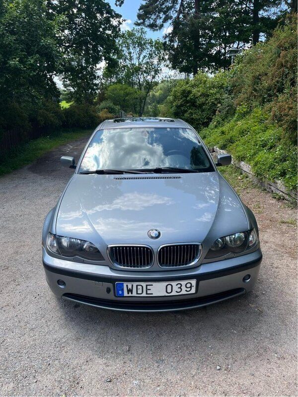 Grå Begagnad 2005 BMW 320 Sedan | 25 000 kr (Marknadspris) - Bild 1/4