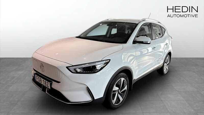 Vit (white) Begagnad 2023 MG ZS Comfort Sedan | 309 900 kr (Lite dyr) - Bild 1/4