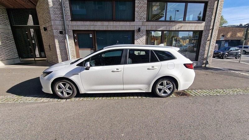 Vit Begagnad 2021 Toyota Corolla Sport Kombi | 250 000 kr (Bra pris) - Bild 1/4