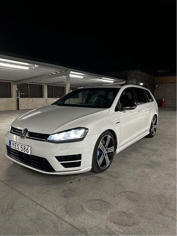 Vit Begagnad 2017 VW Golf VII R Kombi | 249 999 kr (Marknadspris) - Bild 1/4