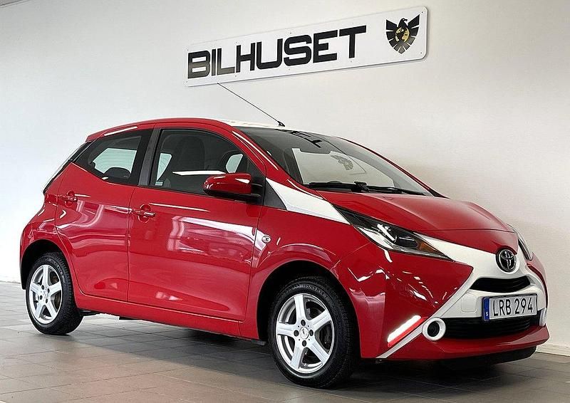 Röd Begagnad 2015 Toyota Aygo X-play Halvkombi | 74 900 kr (Marknadspris) - Bild 1/4