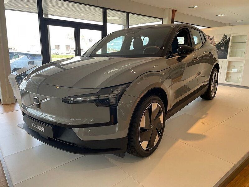 Grå Ny 2024 Volvo EX30 Plus SUV | 479 900 kr (Marknadspris) - Bild 1/3