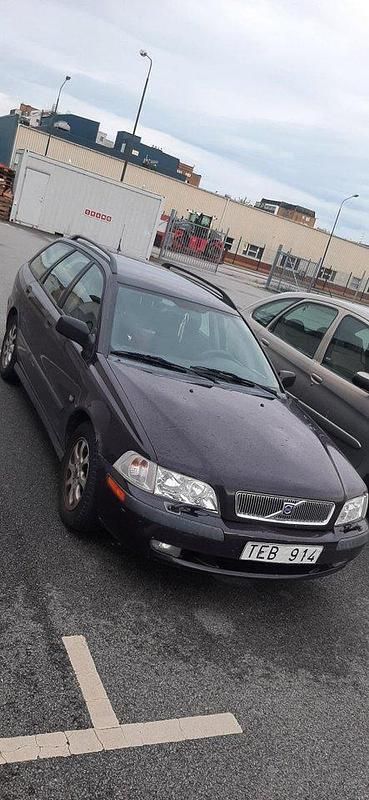 Röd Begagnad 2002 Volvo V40 Kombi | 12 000 kr (Superpris) - Bild 1/4