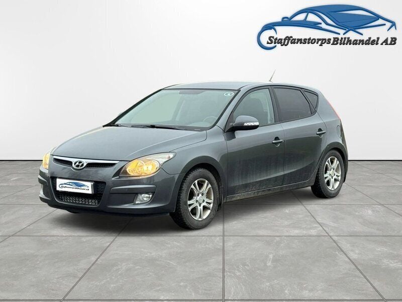Grå Begagnad 2009 Hyundai i30 Halvkombi | 28 500 kr (Marknadspris) - Bild 1/4