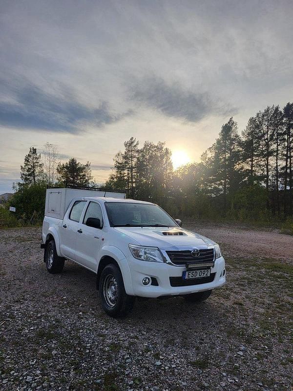 Vit Begagnad 2015 Toyota HiLux Pickup | 258 500 kr (Marknadspris) - Bild 1/4
