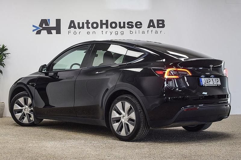 Begagnad Tesla Model Y Long Range AWD 378 kW (514 HK) 2023 Svart SUV