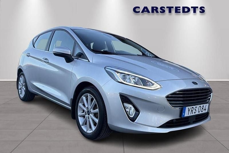 Grå Begagnad 2017 Ford Fiesta Titanium Halvkombi | 109 900 kr (Marknadspris) - Bild 1/4