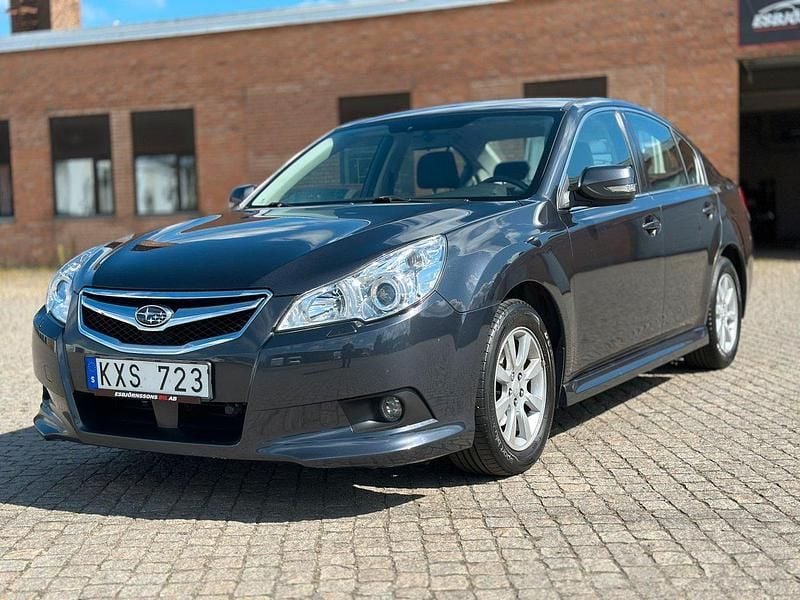 Mörkgrå (grå) Begagnad 2010 Subaru Legacy Sedan | 69 900 kr (Marknadspris) - Bild 1/4