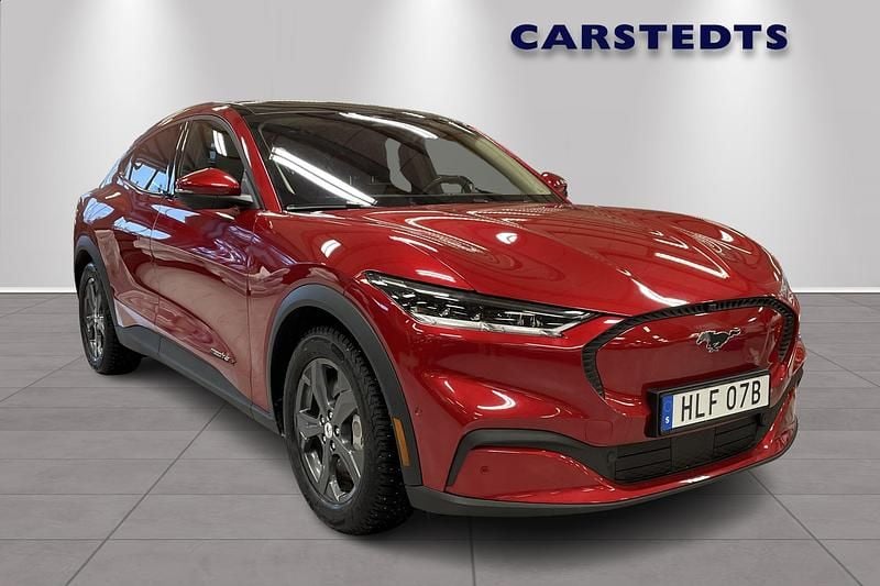 Röd Begagnad 2021 Ford Mustang Mach-E SUV | 419 900 kr (Marknadspris) - Bild 1/4