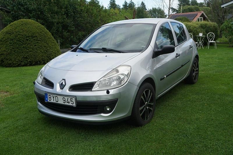 Grå Begagnad 2006 Renault Clio II Halvkombi | 28 000 kr (Marknadspris) - Bild 1/4
