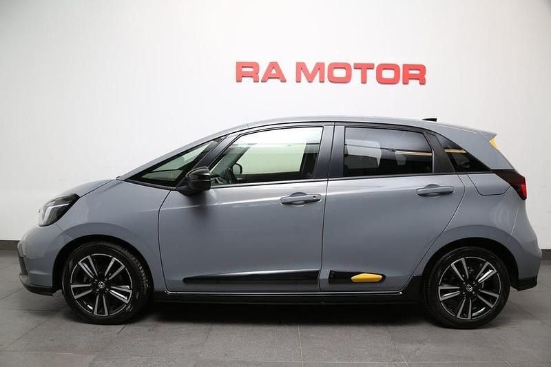 Begagnad Honda Jazz Hybrid 122 HK (89 kW) 2023 Grå Halvkombi