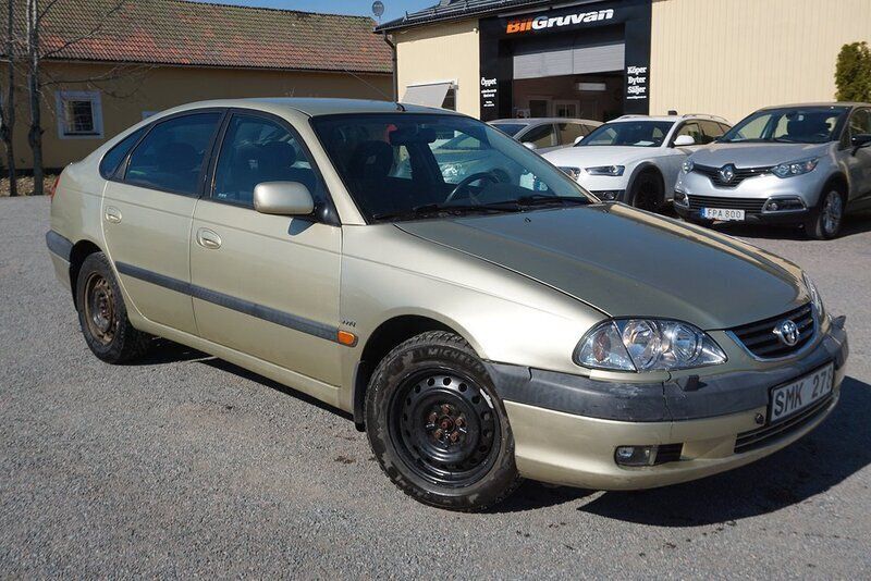 Gul Begagnad 2001 Toyota Avensis Halvkombi | 24 900 kr (Marknadspris) - Bild 1/4