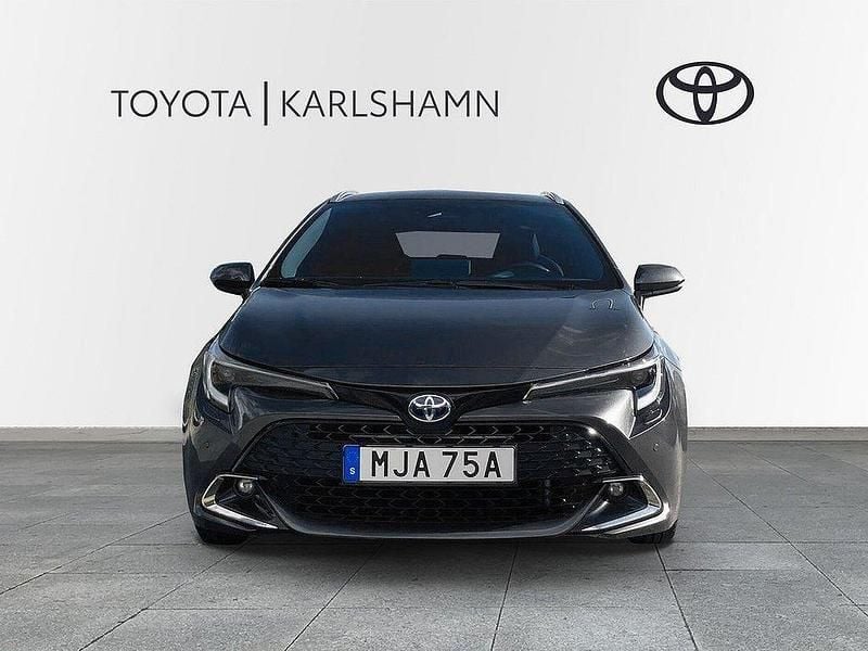 Mörkgrå Begagnad 2024 Toyota Corolla Style Kombi | 314 900 kr (Marknadspris) - Bild 1/3