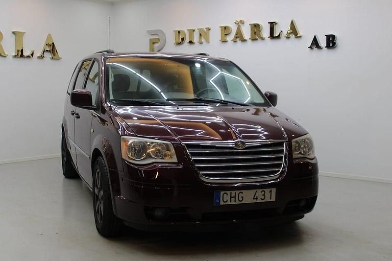 Begagnad Chrysler Town & Country 200 HK (147 kW) 2009 Röd Minibuss