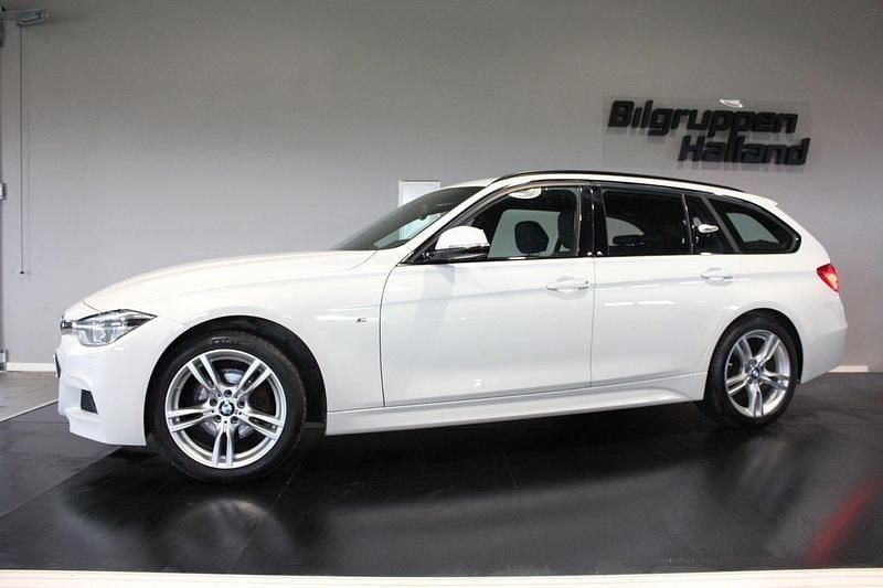 Vit Begagnad 2019 BMW 320 M Sport Kombi | 234 900 kr (Bra pris) - Bild 1/4