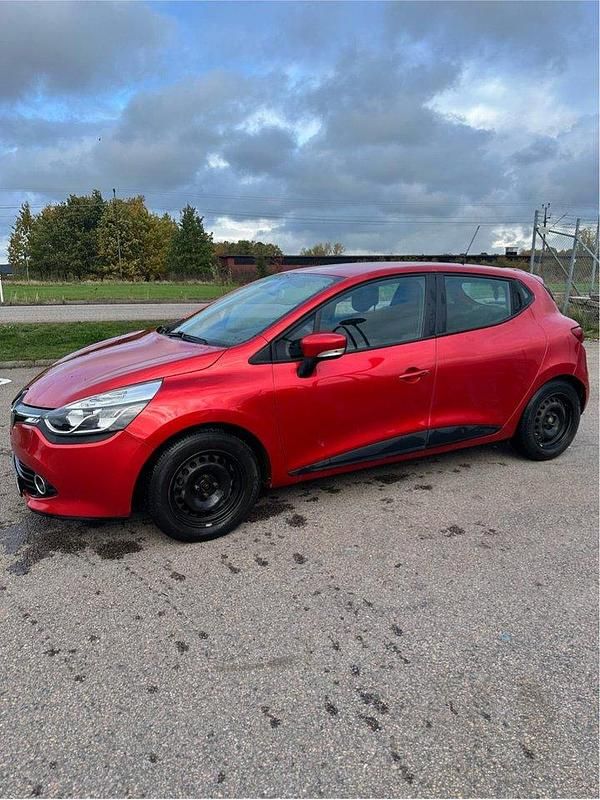 Röd Begagnad 2015 Renault Clio IV Halvkombi | 80 900 kr (Marknadspris) - Bild 1/4