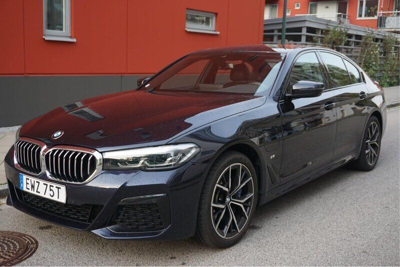 Svart Begagnad 2021 BMW 530e M Sport Sedan | 410 000 kr (Marknadspris) - Bild 1/4
