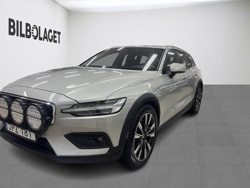 Vit Begagnad 2019 Volvo V60 CC SE Kombi | 339 800 kr (Marknadspris) - Bild 1/4