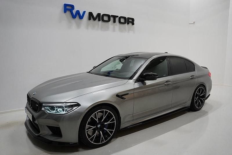 Grå Begagnad 2018 BMW M5 Competition Edition Sedan | 648 900 kr (Marknadspris) - Bild 1/4