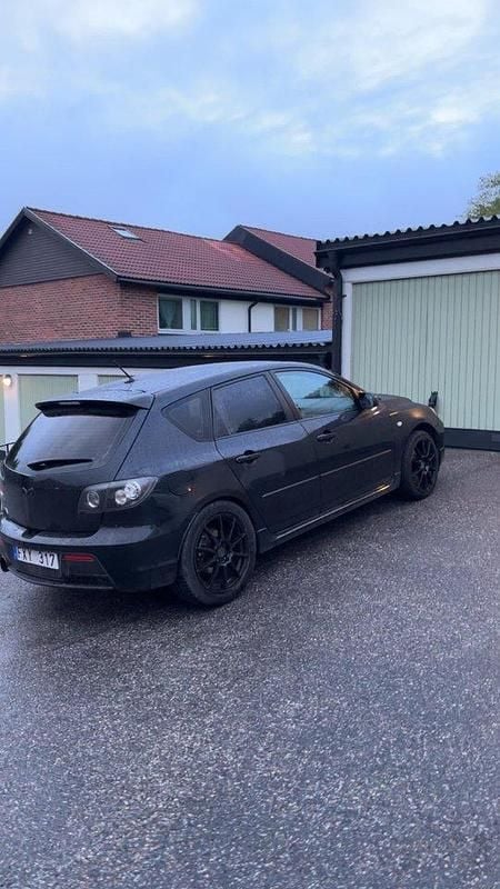 Svart Begagnad 2008 Mazda 3 Halvkombi | 37 000 kr (Superpris) - Bild 1/4