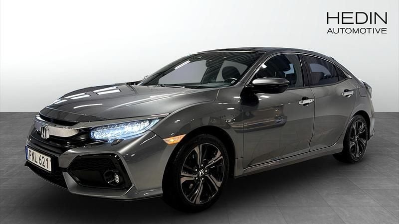 Grå Begagnad 2017 Honda Civic Prestige Halvkombi | 149 900 kr (Marknadspris) - Bild 1/4