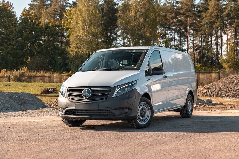 Vit Ny 2024 Mercedes Vito Minibuss | 543 750 kr (Lite dyr) - Bild 1/4