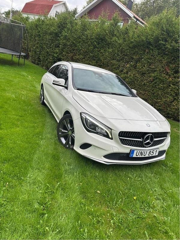 Vit Begagnad 2017 Mercedes CLA200 Shooting Brake Kombi | 174 900 kr (Marknadspris) - Bild 1/4
