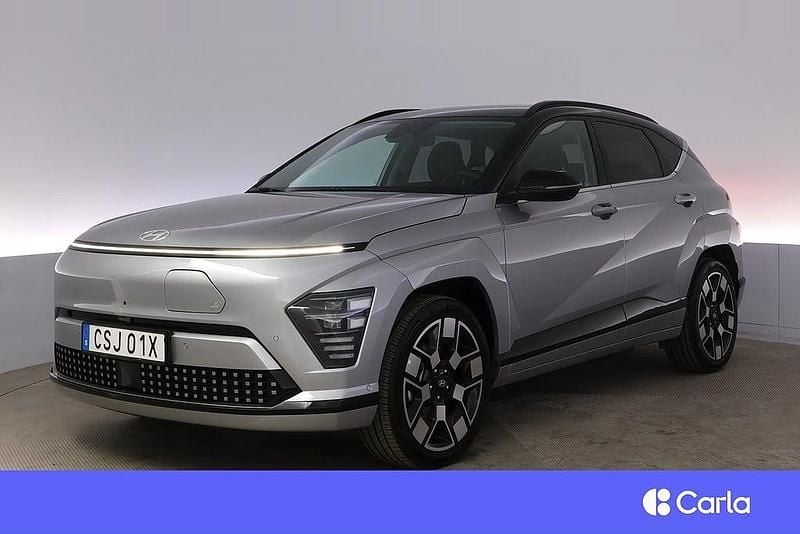 Grå Begagnad 2023 Hyundai Kona Advanced SUV | 374 900 kr (Marknadspris) - Bild 1/4