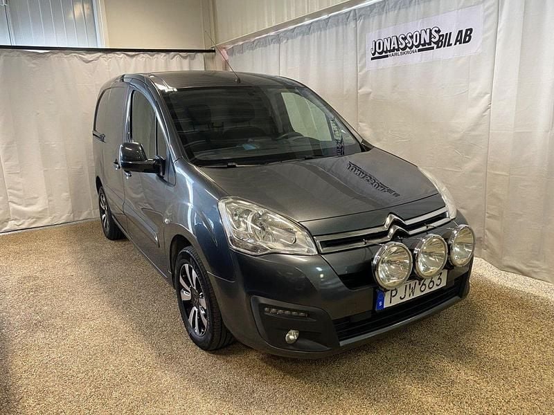 Grå Begagnad 2017 Citroën Berlingo Minibuss | 92 000 kr (Lite dyr) - Bild 1/4