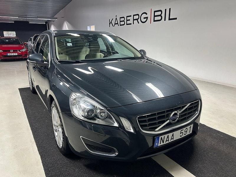 Grå Begagnad 2012 Volvo V60 Summum Kombi | 104 900 kr (Marknadspris) - Bild 1/4