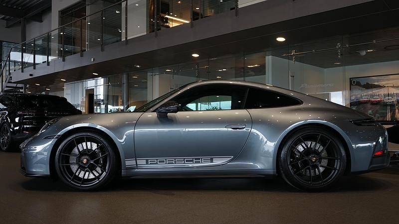 Begagnad Porsche 911 548 HK (403 kW) 2024 Grå